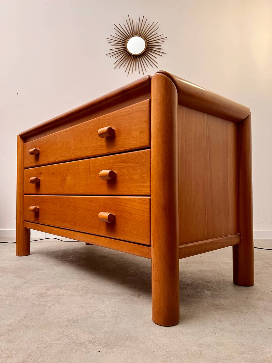 Ancienne commode 3 tiroirs en orme massif design années 70 brutaliste