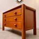Ancienne commode 3 tiroirs en orme massif design années 70 brutaliste