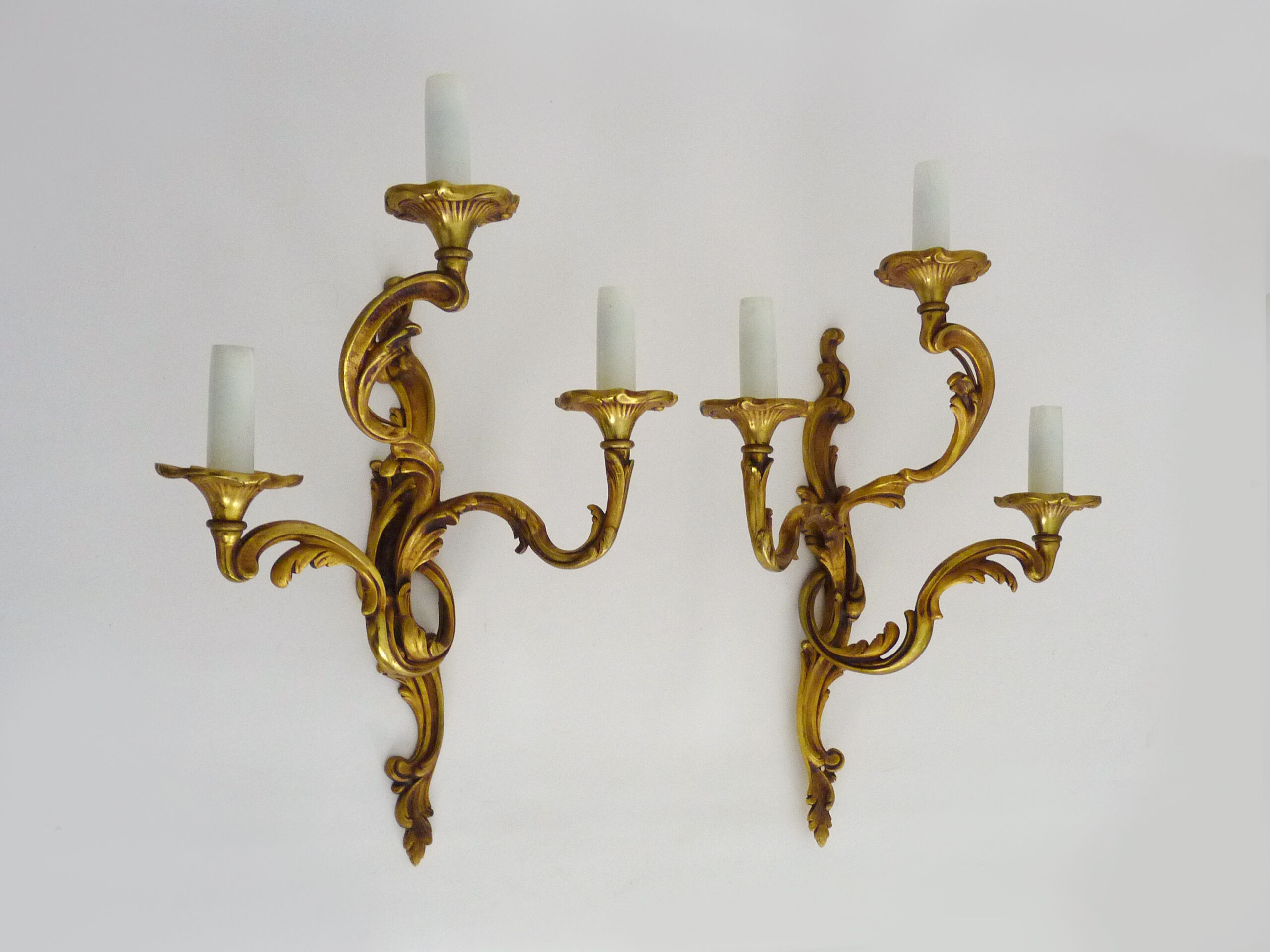 Pair of bronze sconces acanthus leaves with 3 fires Louis XV style