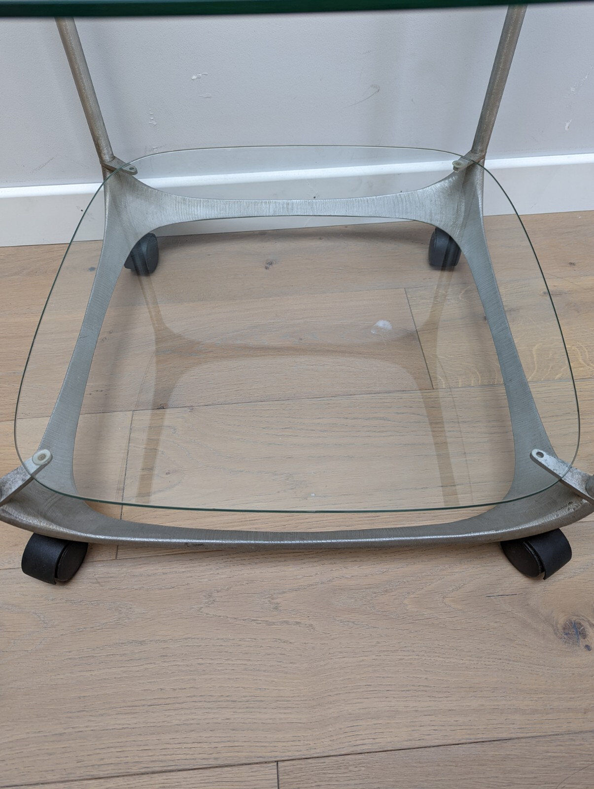 Table d'appoint du milieu du siècle par Lorenzo Burchiellaro en aluminium avec des étagères en verre.