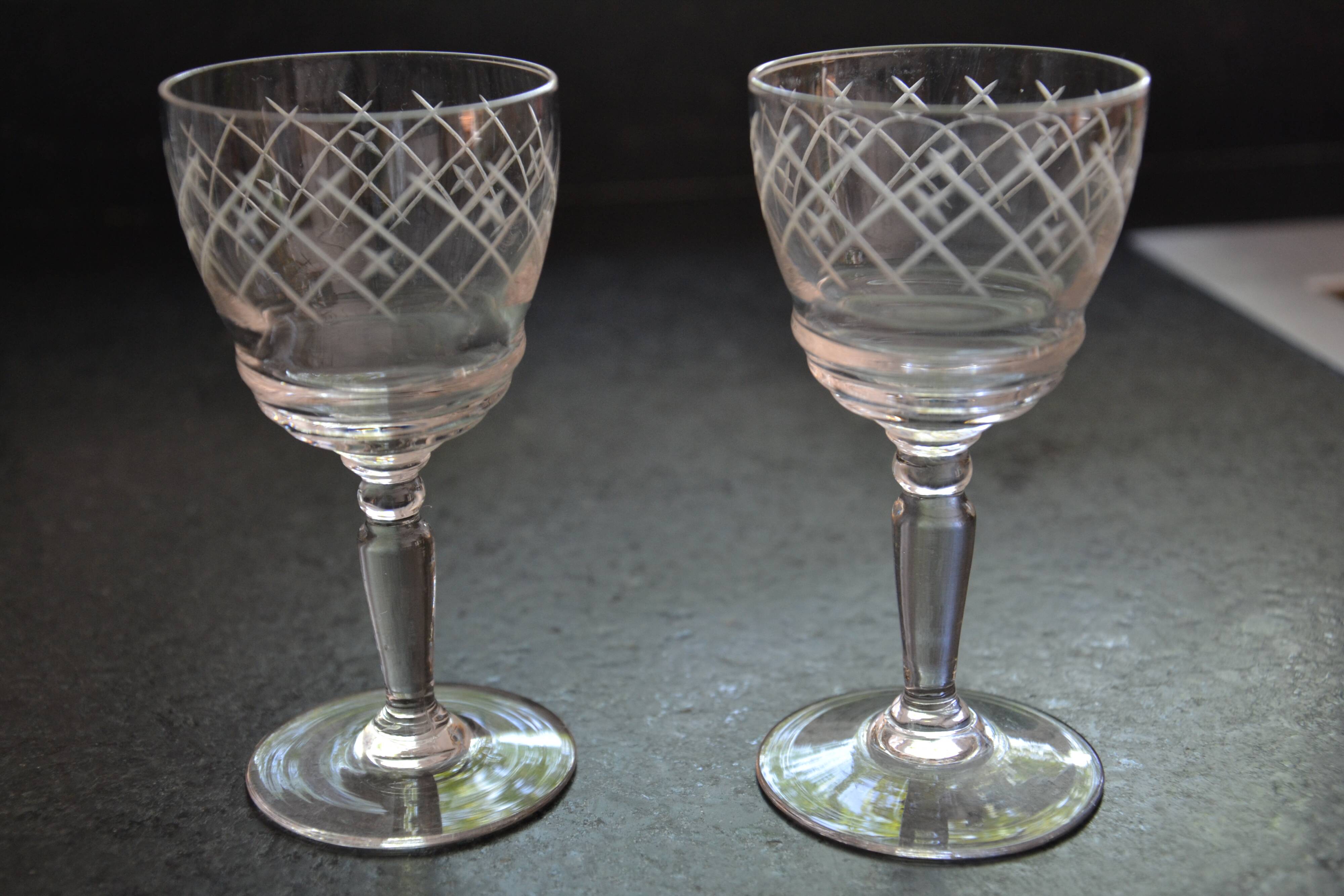 2 petits verres sur pied ciselés