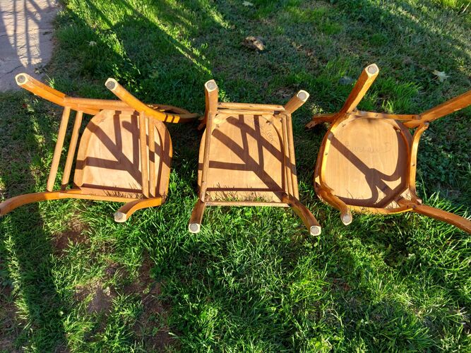 3 chaises bistrot dépareillées dont une Baumann