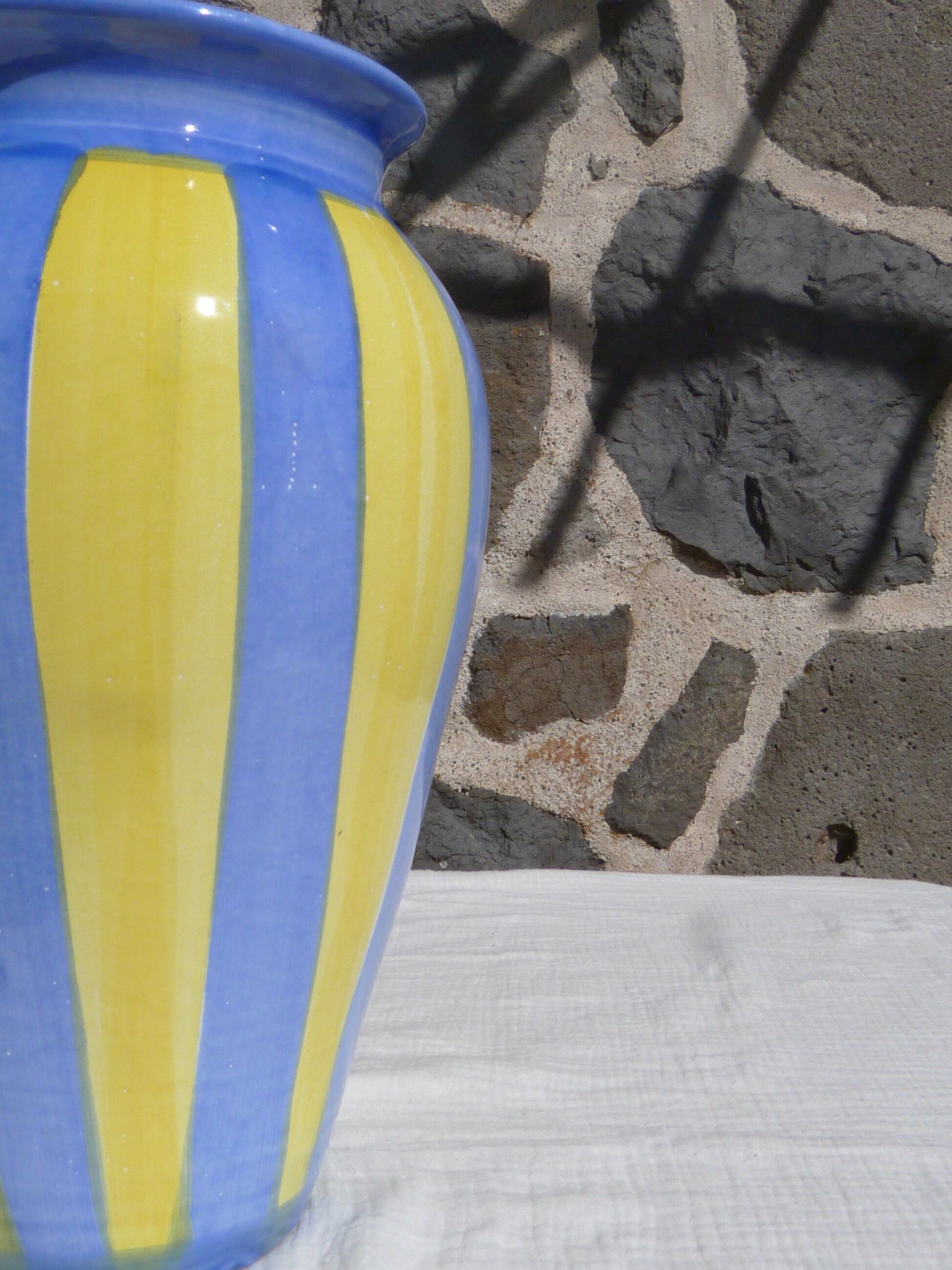 Vase rayé bleu et jaune