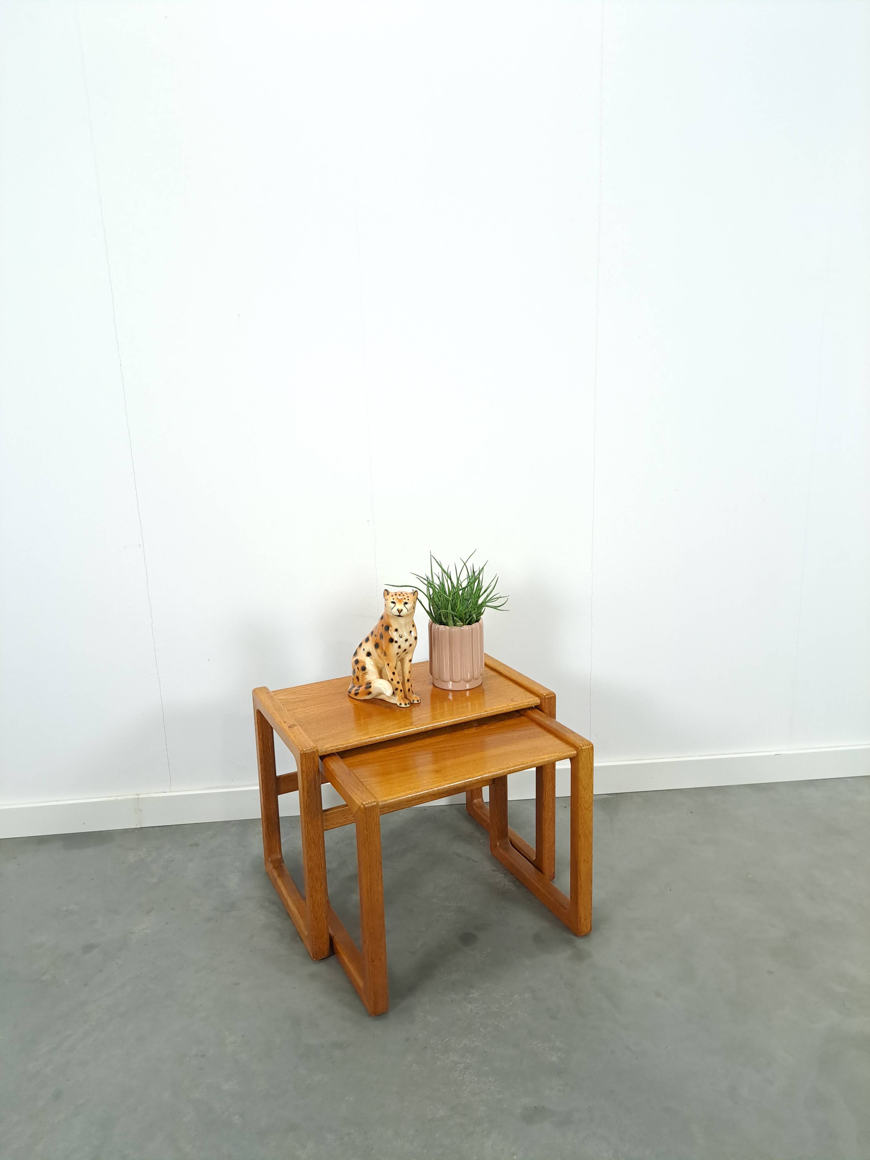 Teak vintage bijzettafel set