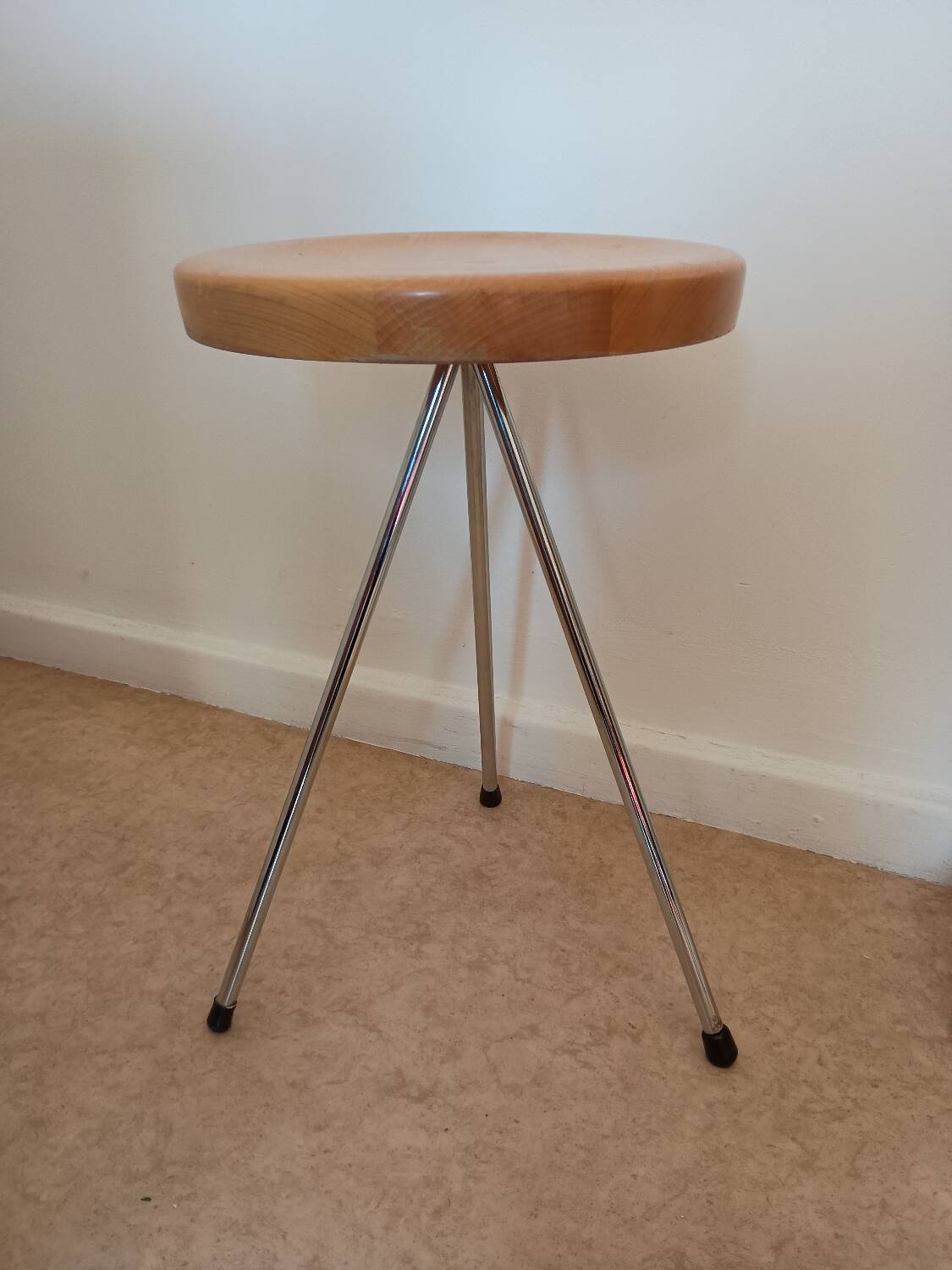 Nuta stool
