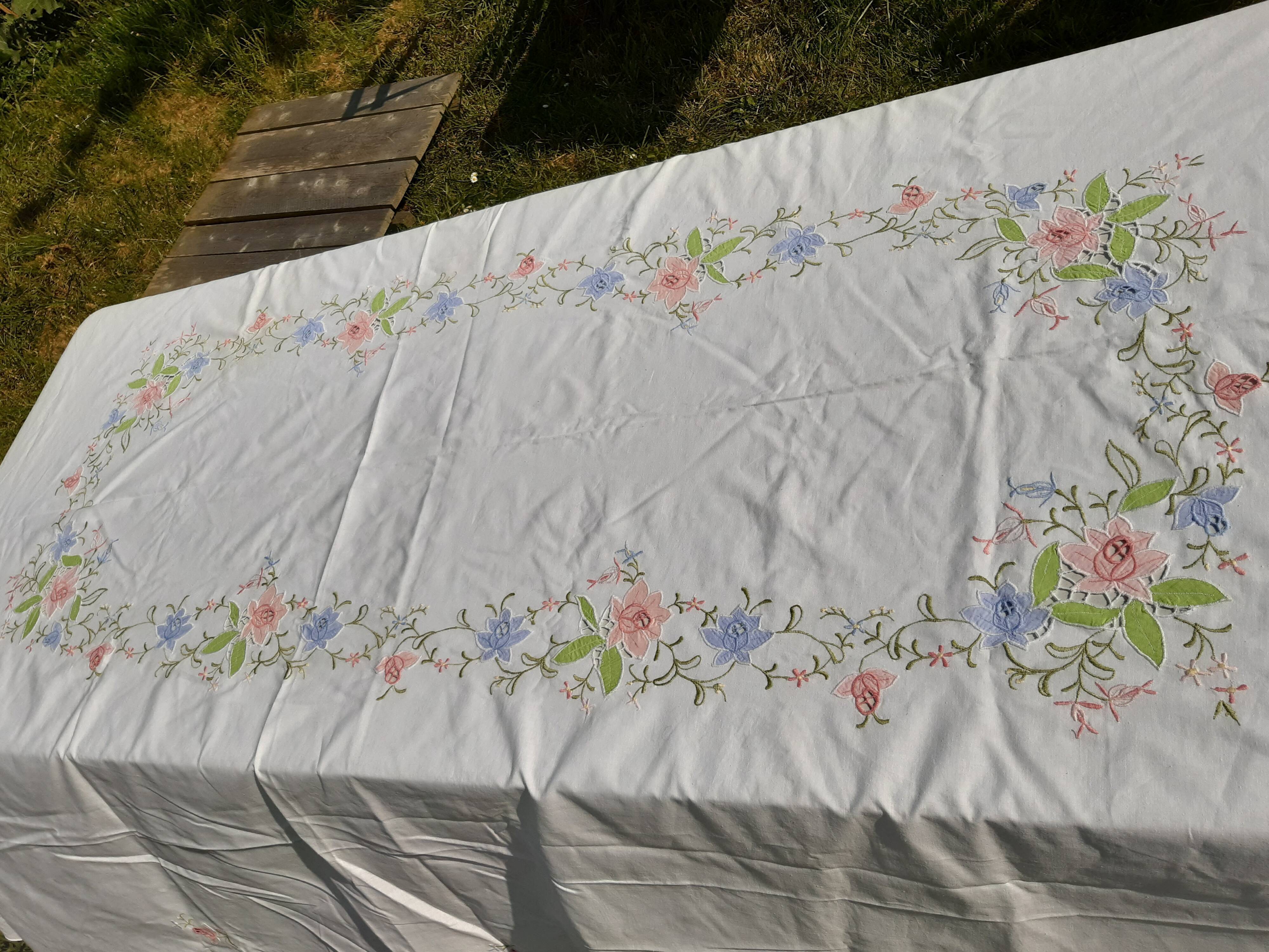 White oval tablecloth large format floral 255X170