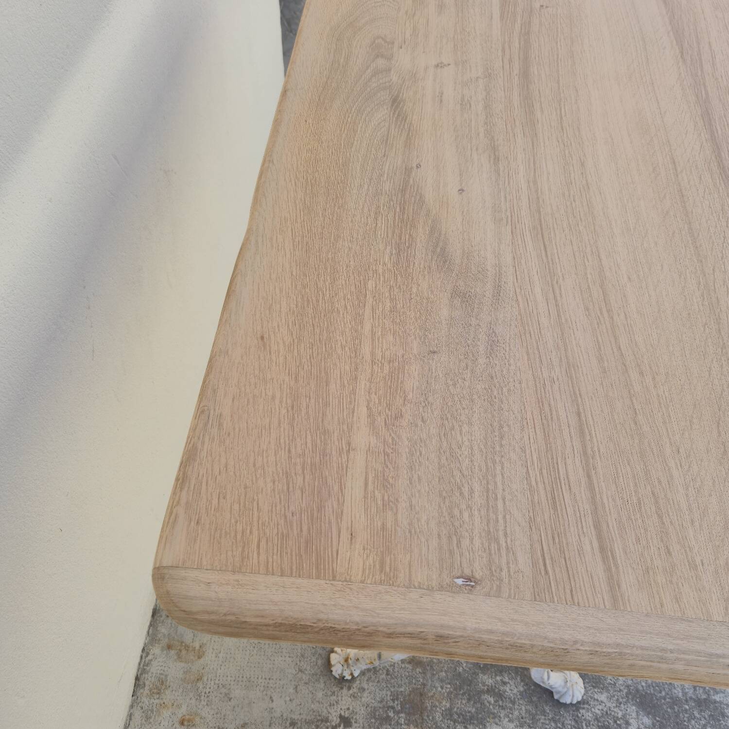 Table de bistrot ancienne en bois aérogommé et fonte