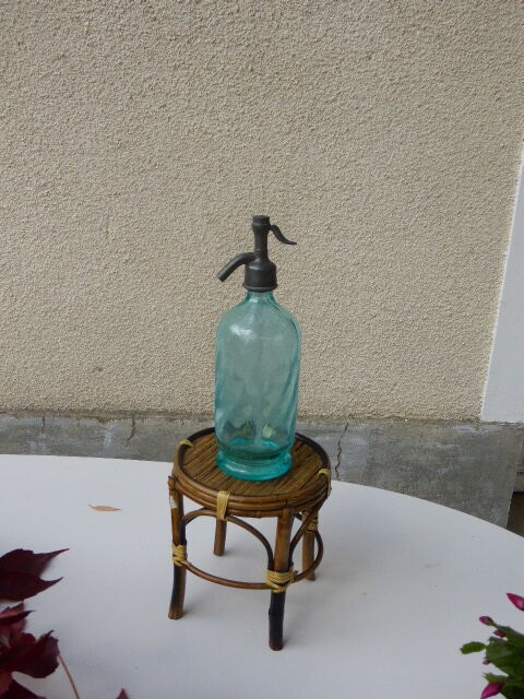 Turquoise blown and twisted glass siphon, Belle Epoque period, tin cap dated 1925, Boyer and Brush, Terre noire
