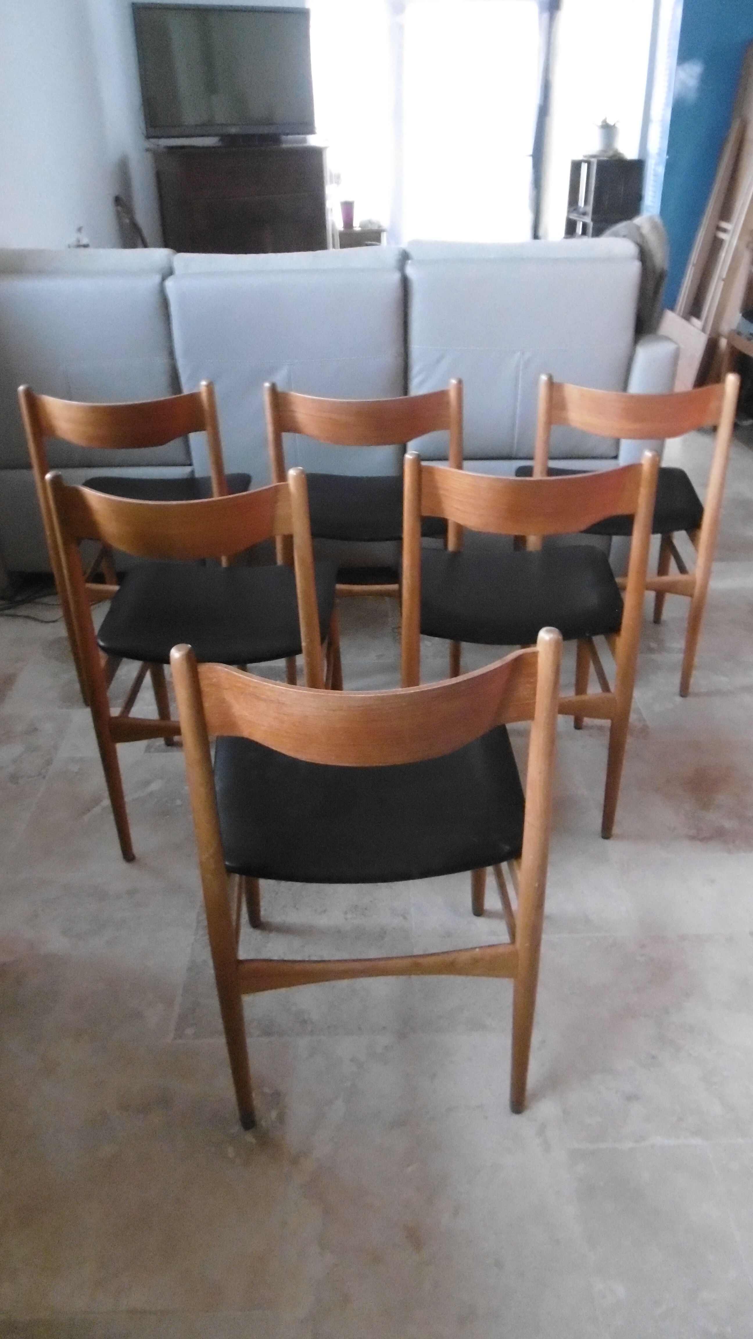 Table avec deux allonges et ses 6 chaises scandinave en teck des années 1970