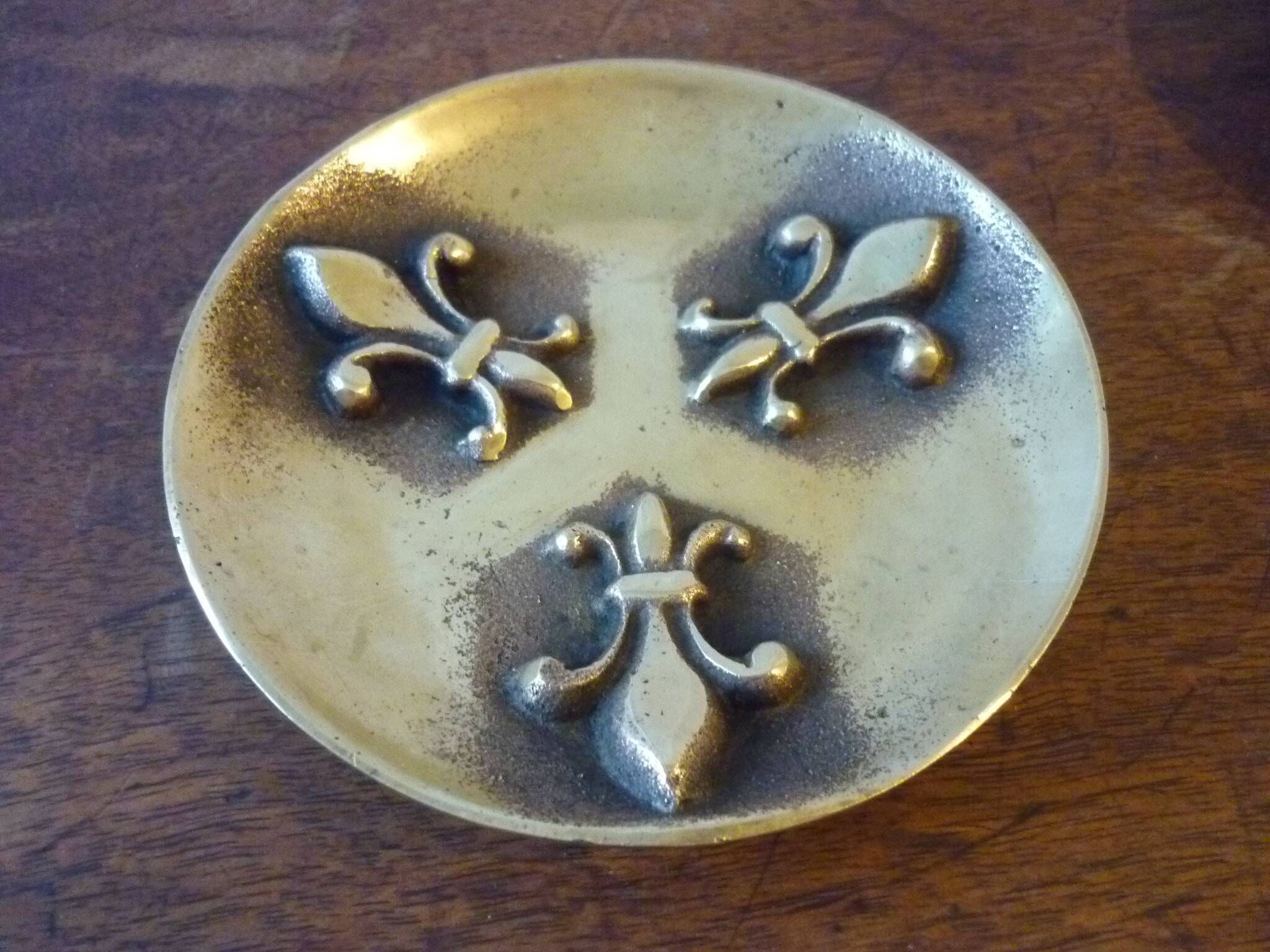 Coupelle en bronze décorée de fleurs de lys