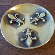 Coupelle en bronze décorée de fleurs de lys