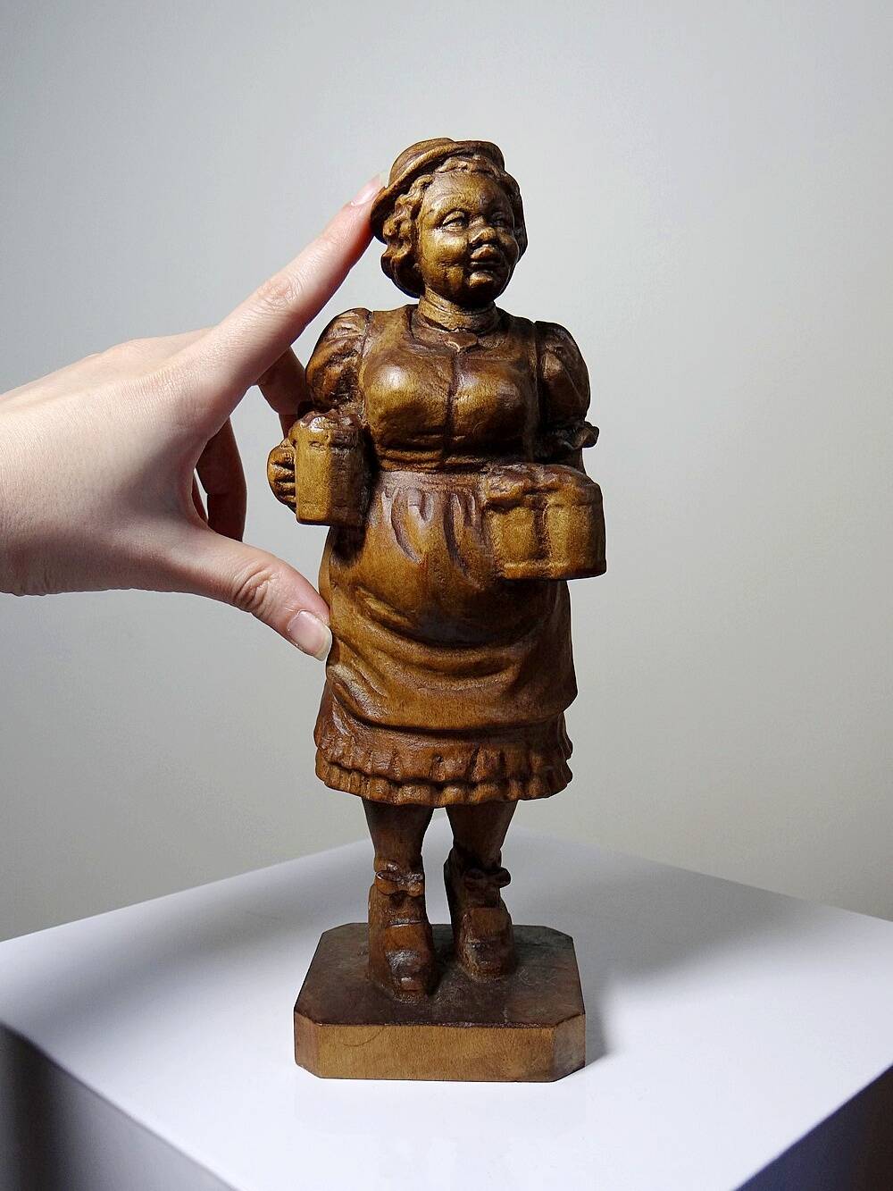 Sujet "La serveuse de bière" en bois sculpté Ludwig Roger Allemagne années