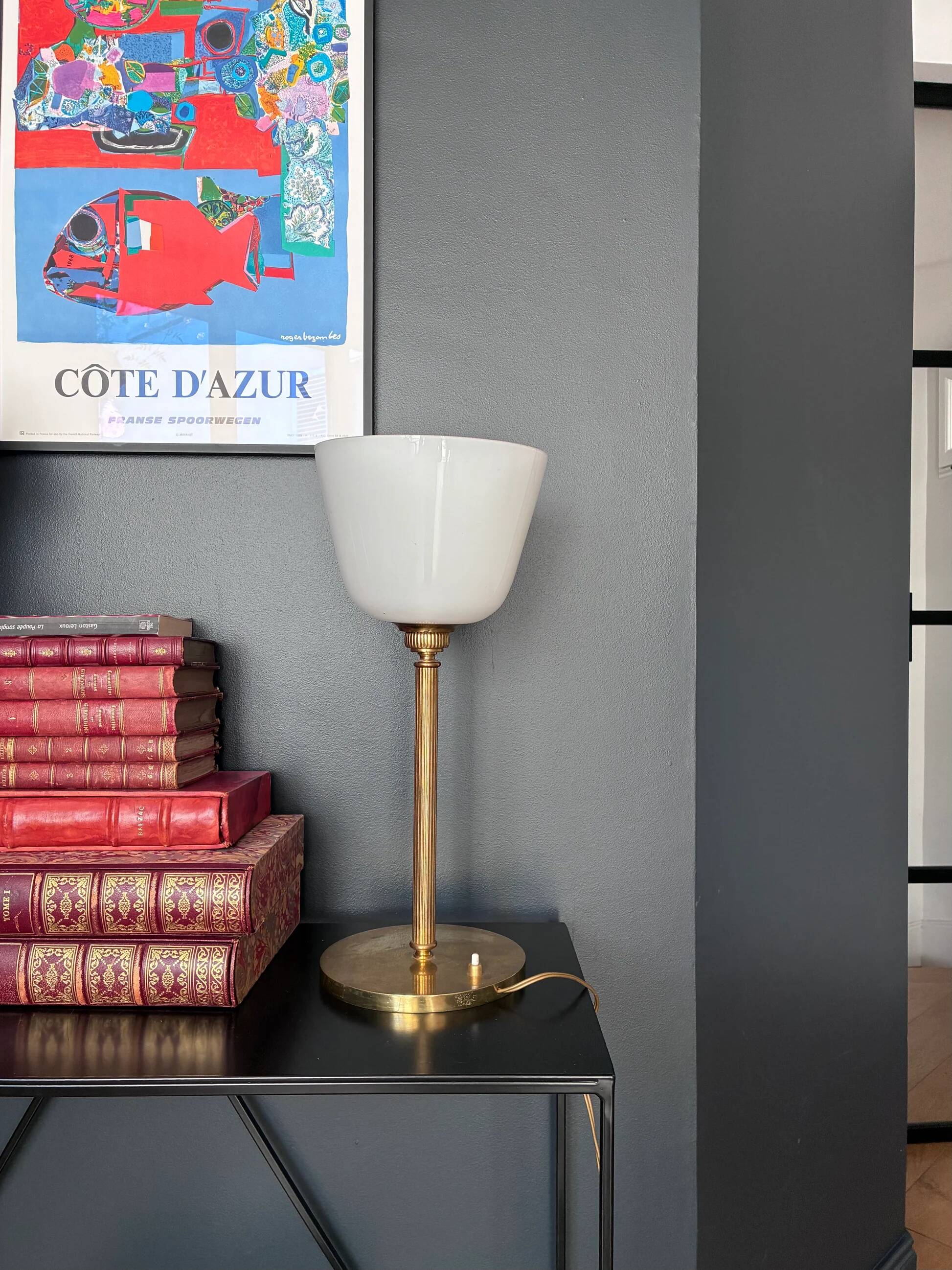 "Senator" lamp in brass and opaline.