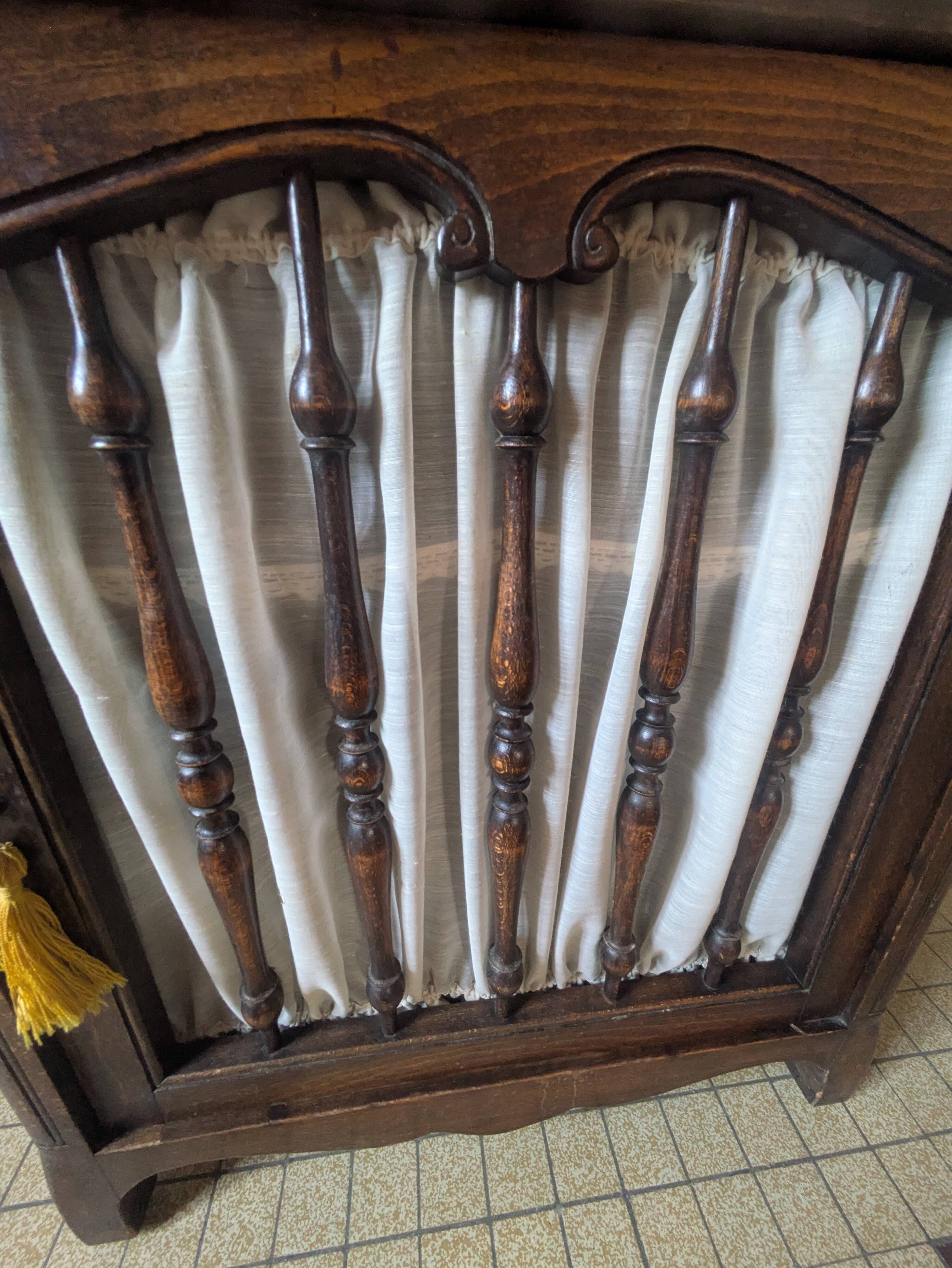 Buffet bas ancien en bois massif