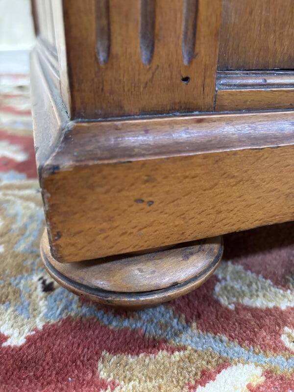 Meuble de toilette en noyer et marbre de carrare