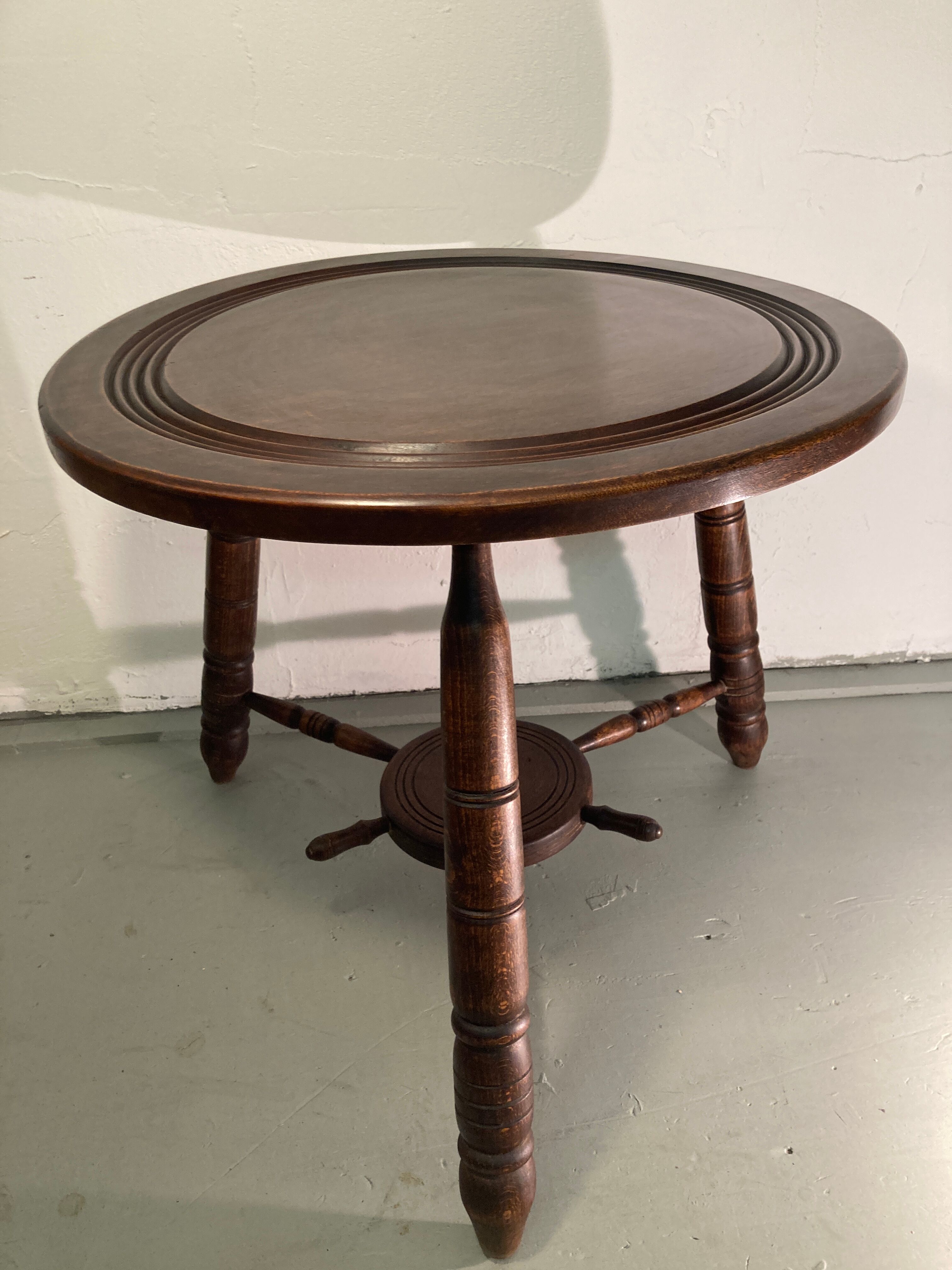 Table basse moderniste en bois tourné, années 1950