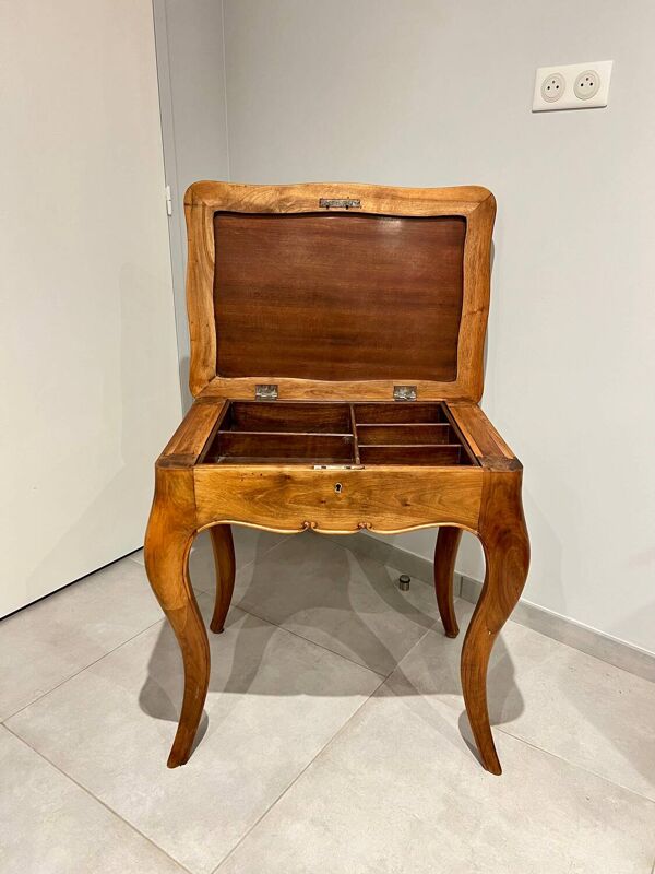 Table style Louis XV en ronce de noyer et noyer