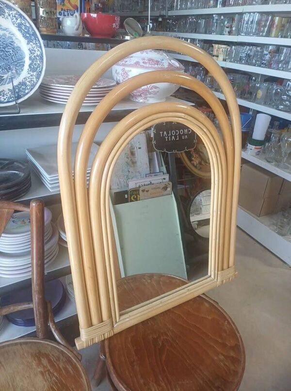 Beau miroir arrondi rotin clair