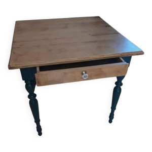 Table rouge bois carré