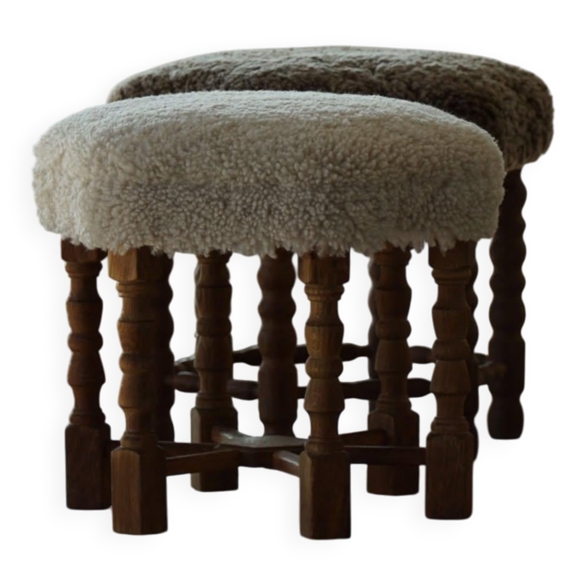 Un tabouret hexagonal en chêne, siège réhabilité en laine d'agneau, design danois des années 1950