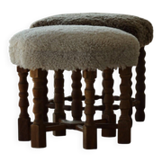 Un tabouret hexagonal en chêne, siège réhabilité en laine d'agneau, design danois des années 1950