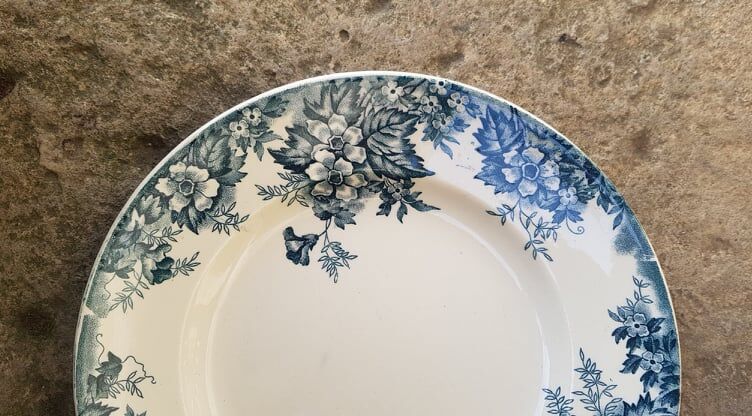 Assiette en Terre de Fer Saint Amand & Hamage modèle Marie-Louise