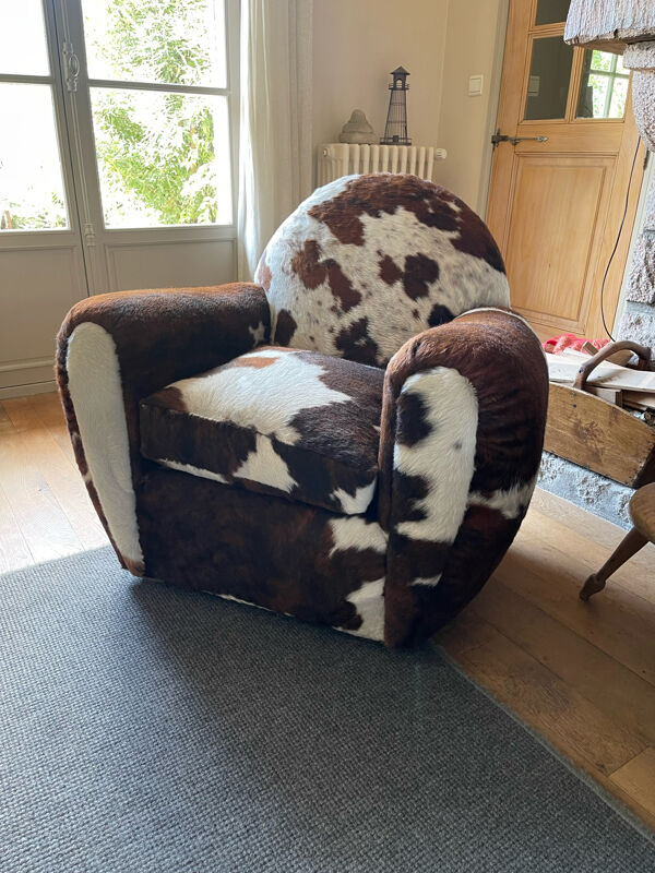 Paire de fauteuils club recouverts en peau de vache