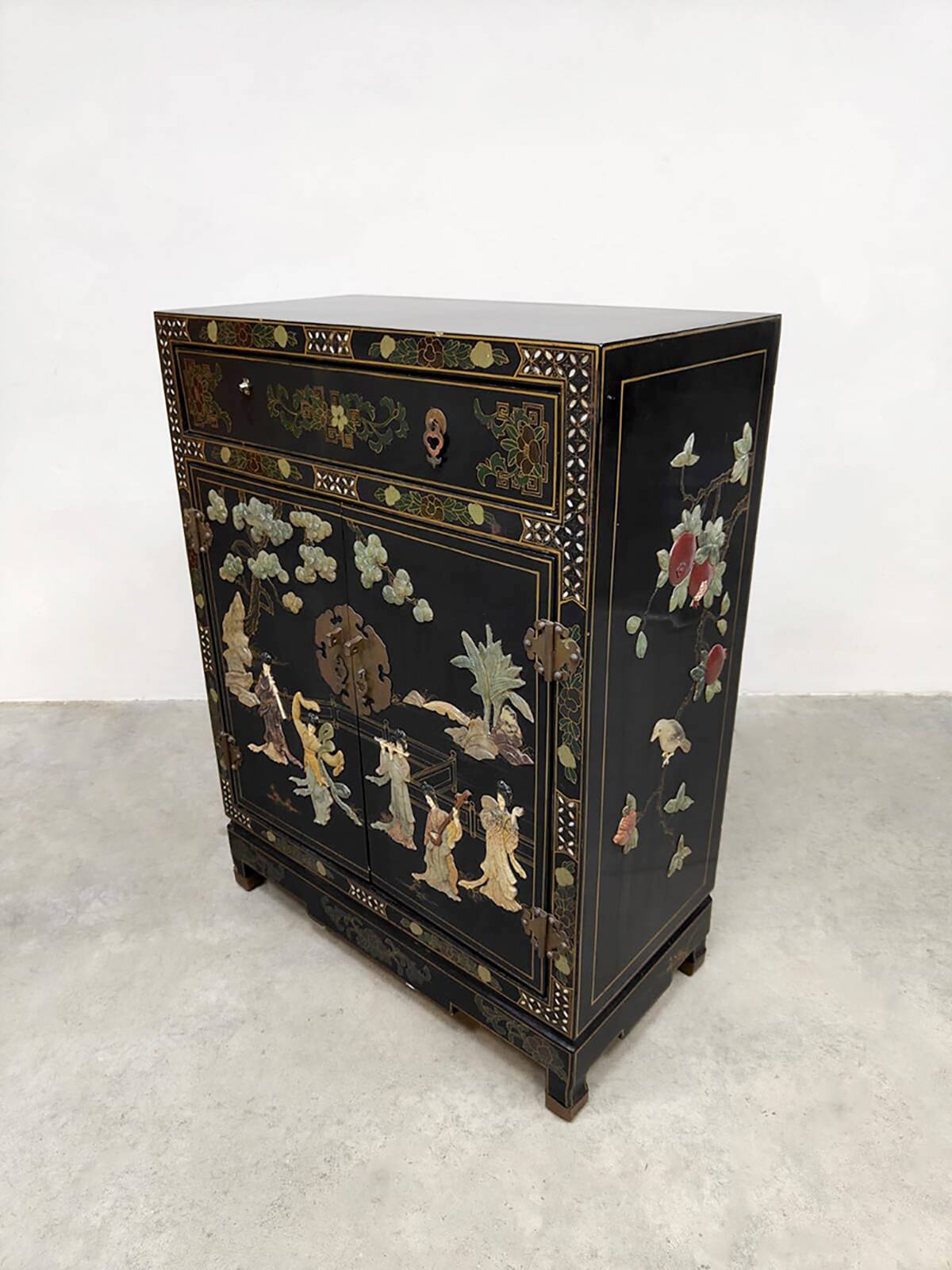 Decorative Chinese side cabinet chest of drawers 'Chinoiserie'