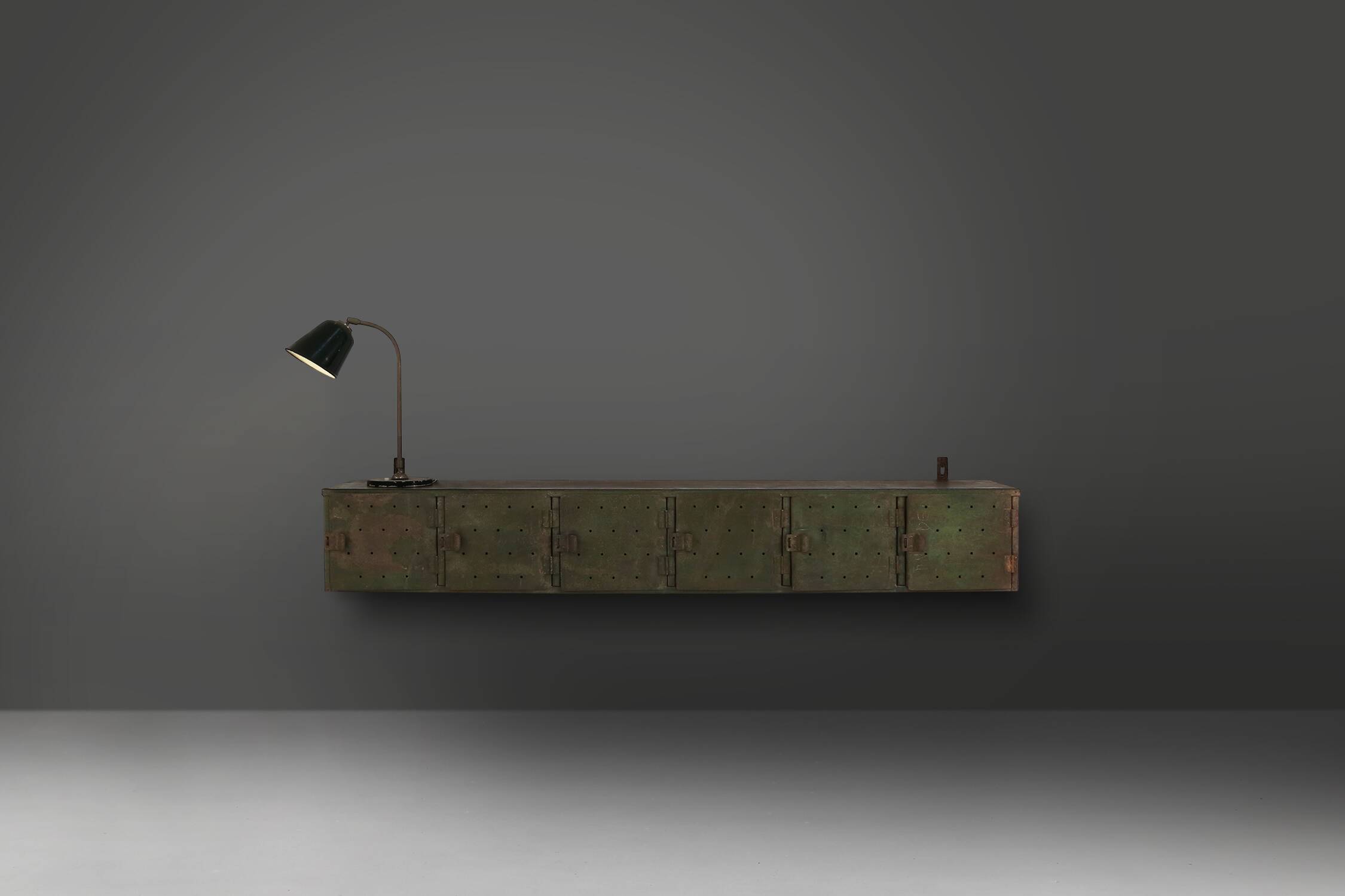 Armoire suspendue industrielle 1930