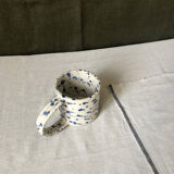 Tasse anse mouchetée bleue