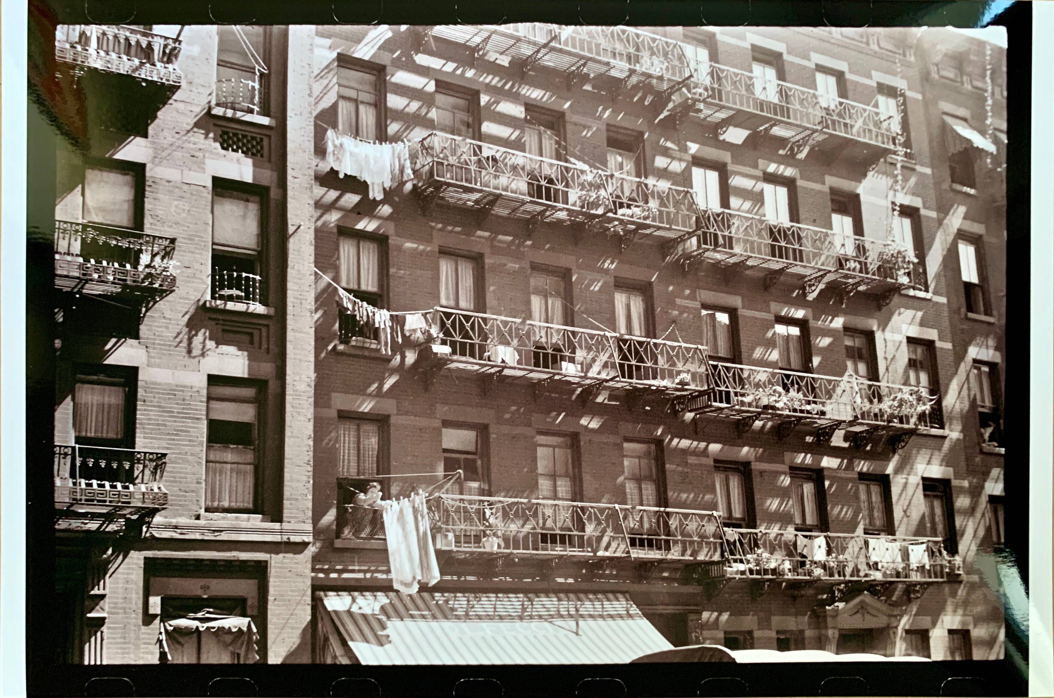 Typical urban façade of 1930s New York — The soul of old Manhattan