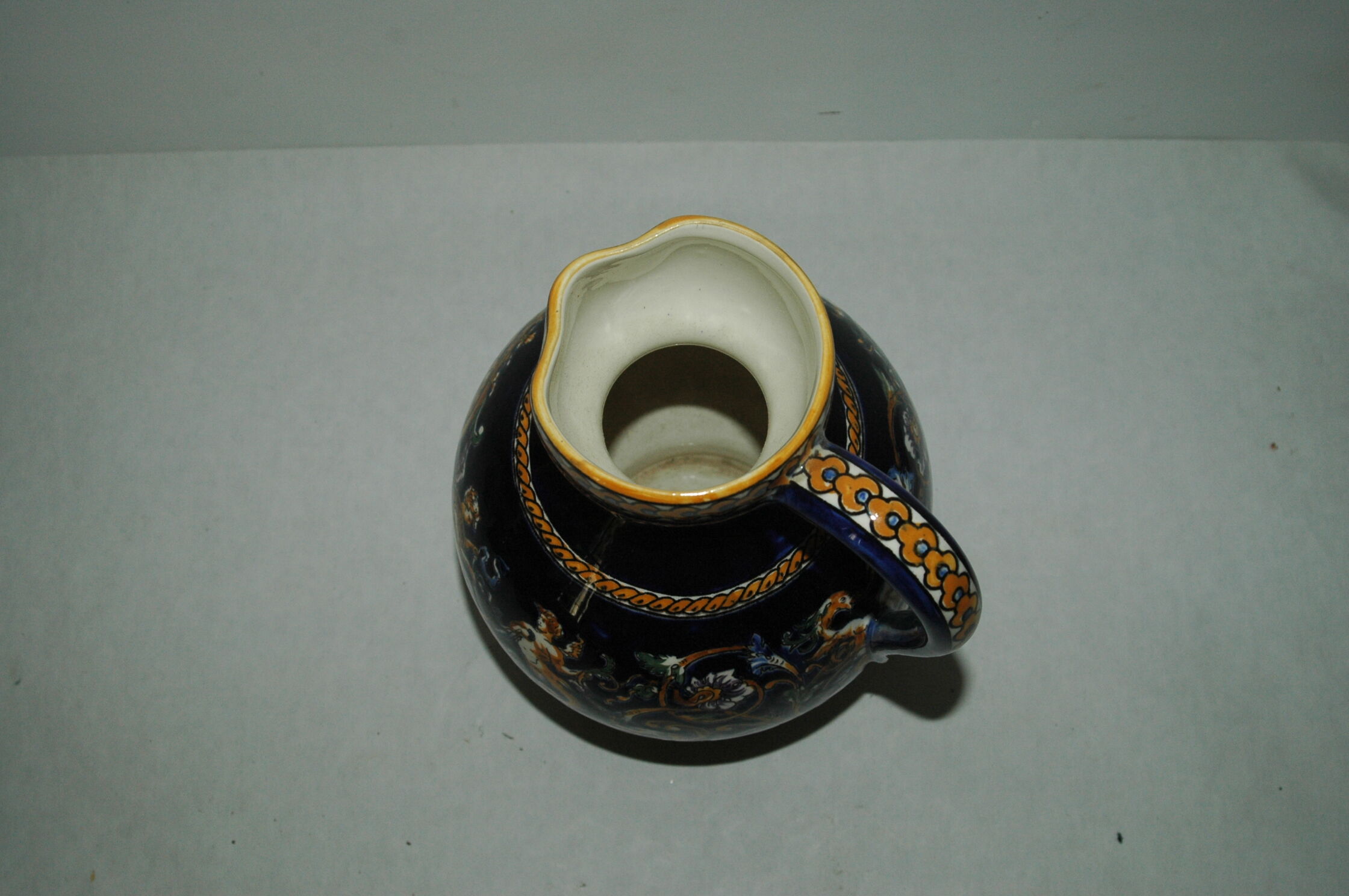 Gien's faience vase