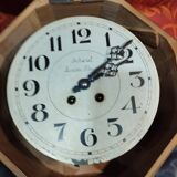 Ancienne pendule murale œil de bœuf hublot rond dans sa caisse en bois + balancier + clé