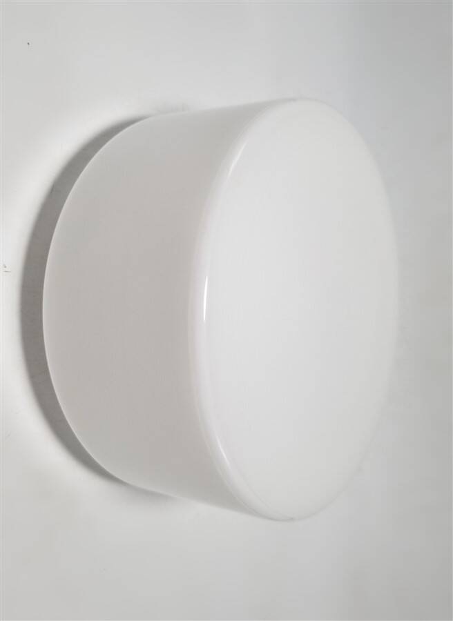 Ceiling light in white opal. Round-shaped light fixture, made of white glass, ut