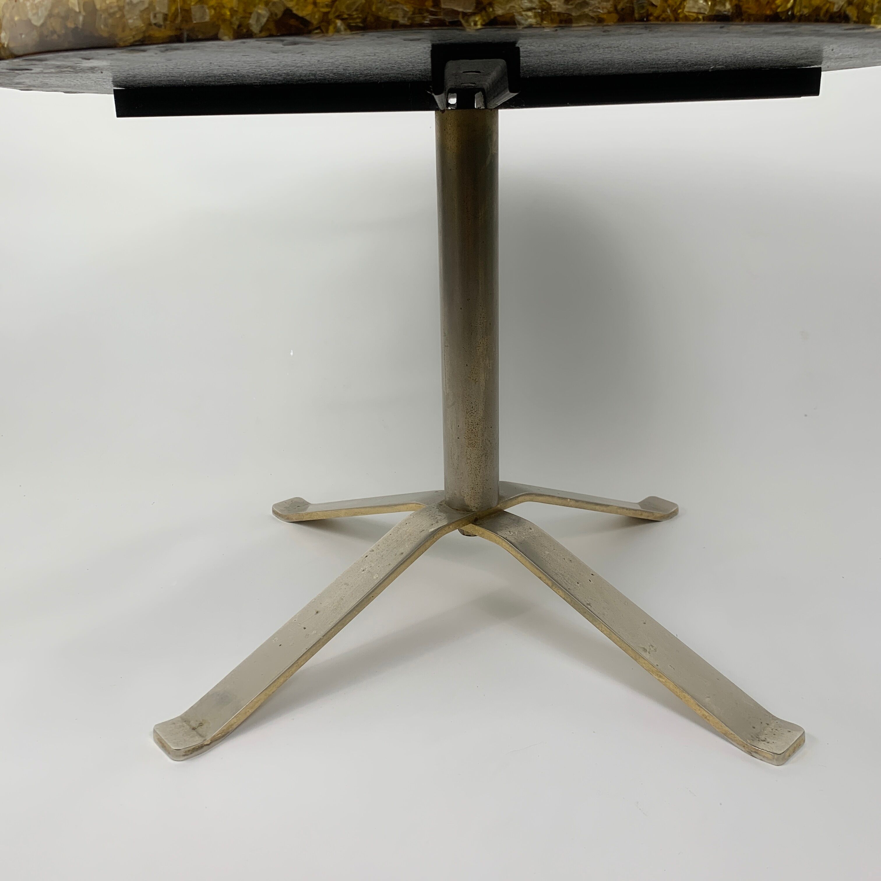 Coffee table in resin fractal kind