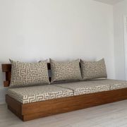 Banquette murale brutaliste