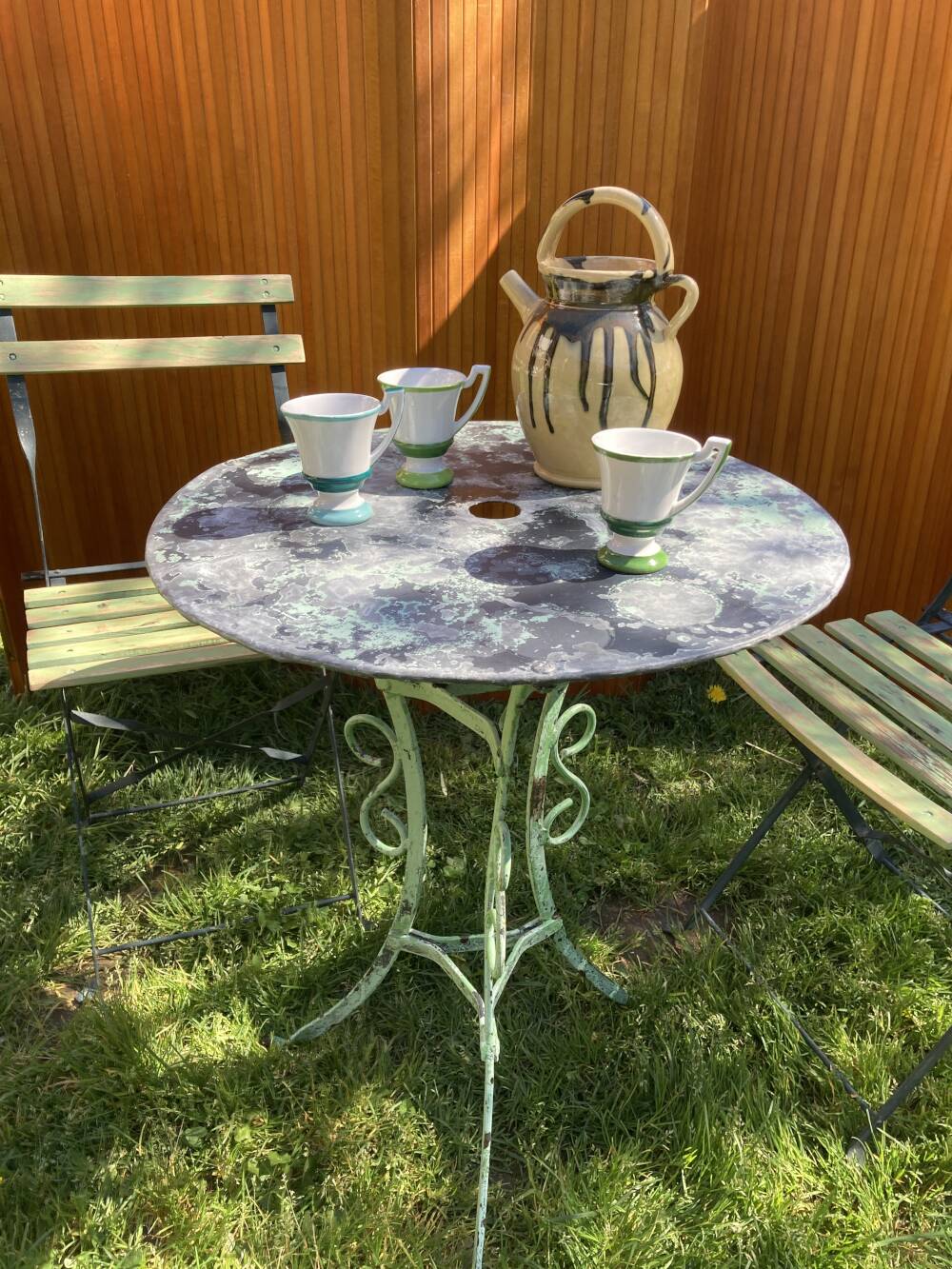 Ensemble bistrot ancien en fer forgé, table années 30 et chaises pliantes