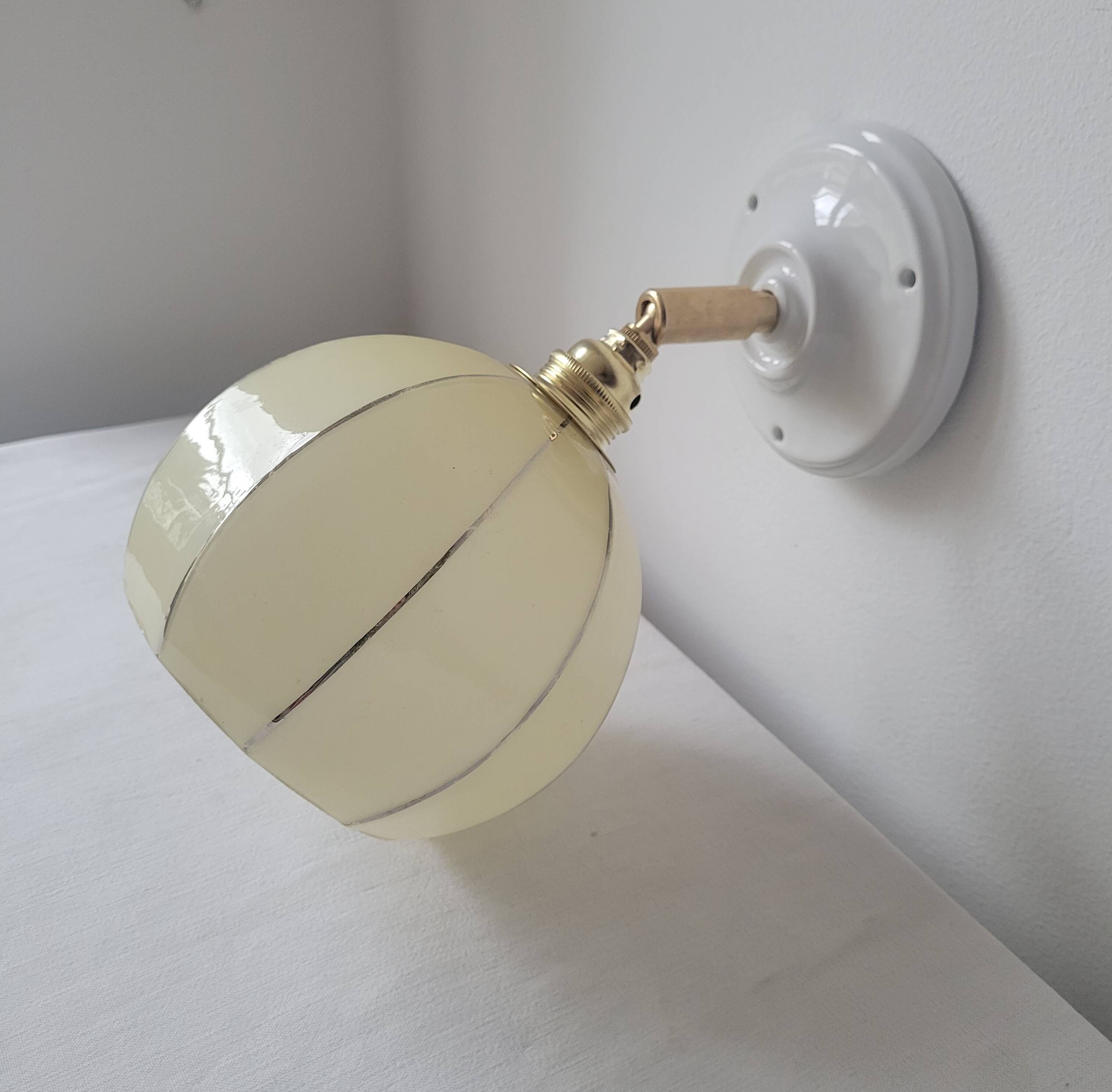Wall lamp in opaline, brass and porcelain