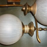 Paire d'appliques en laiton doré et boules de verre