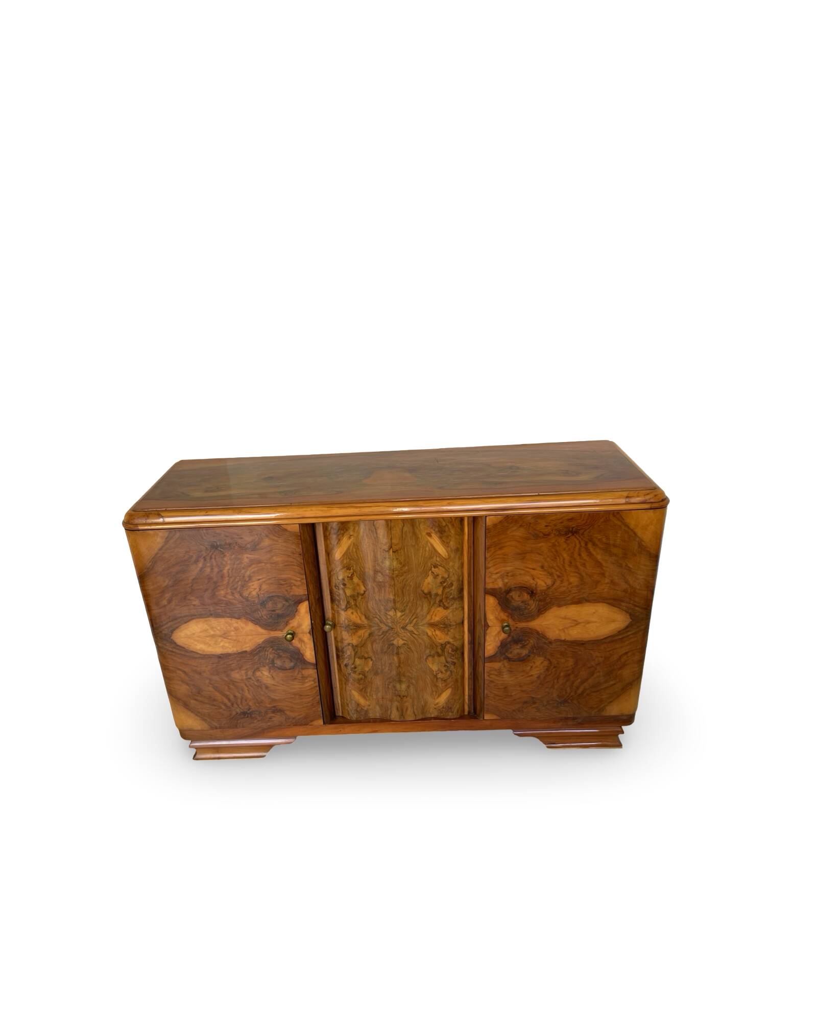 Italian Art deco burl walnut sideboard, of great quality.