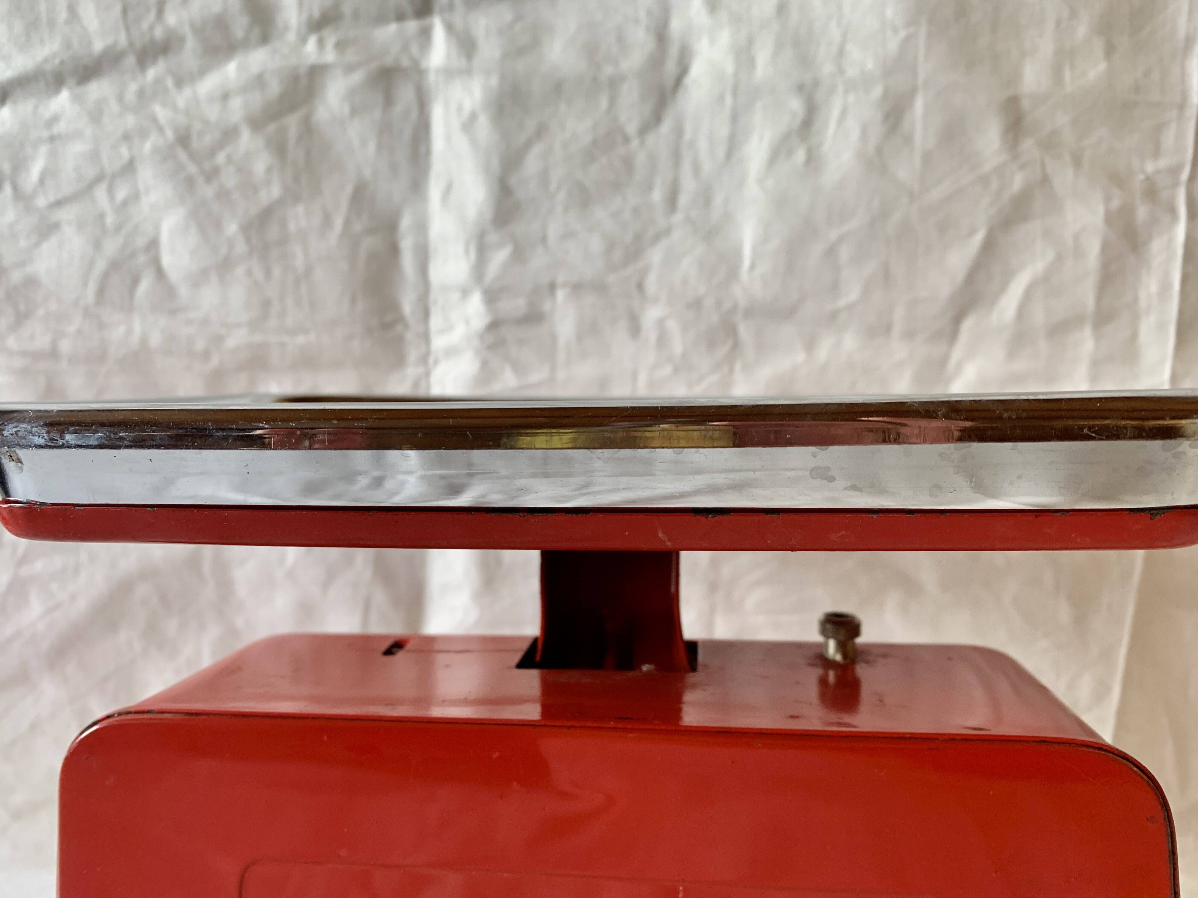 Stube vintage red lacquered metal kitchen scale - force 10