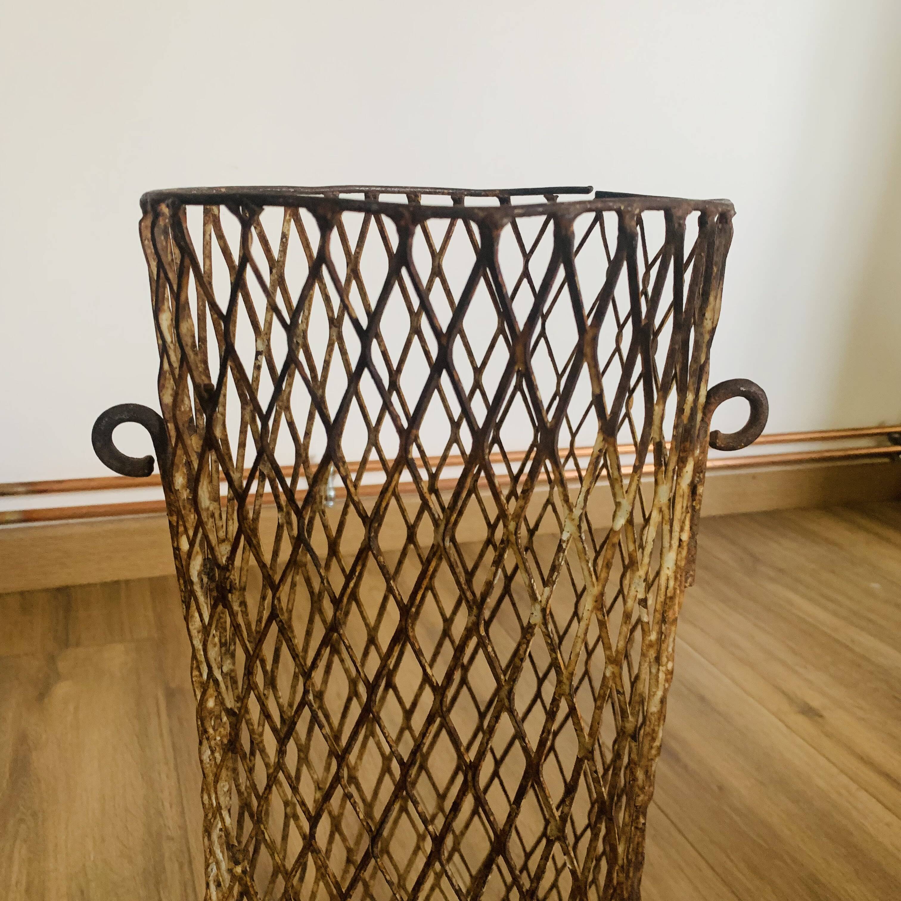 Metal umbrella stand