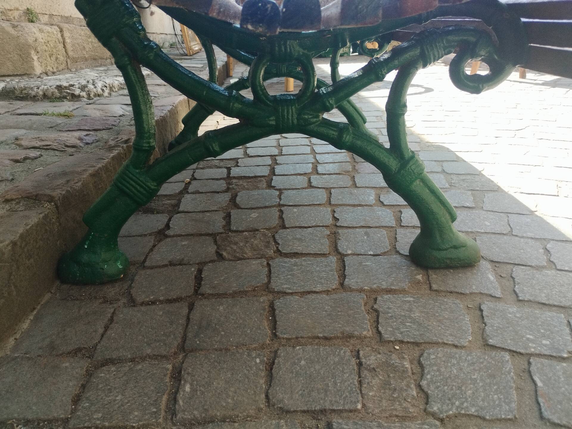 Banc de jardin ancien avec pieds en fonte
