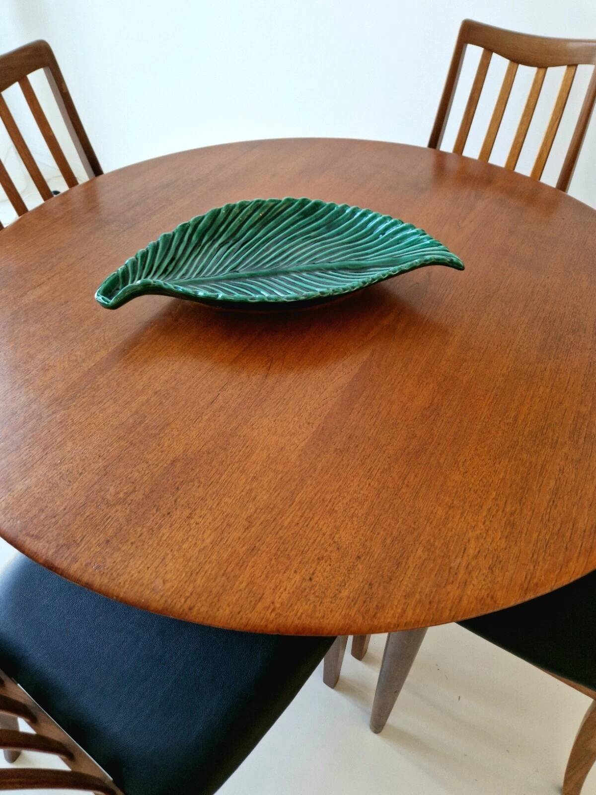 Ensemble de table et chaises GPLAN des années 1950, design d'intérieur.