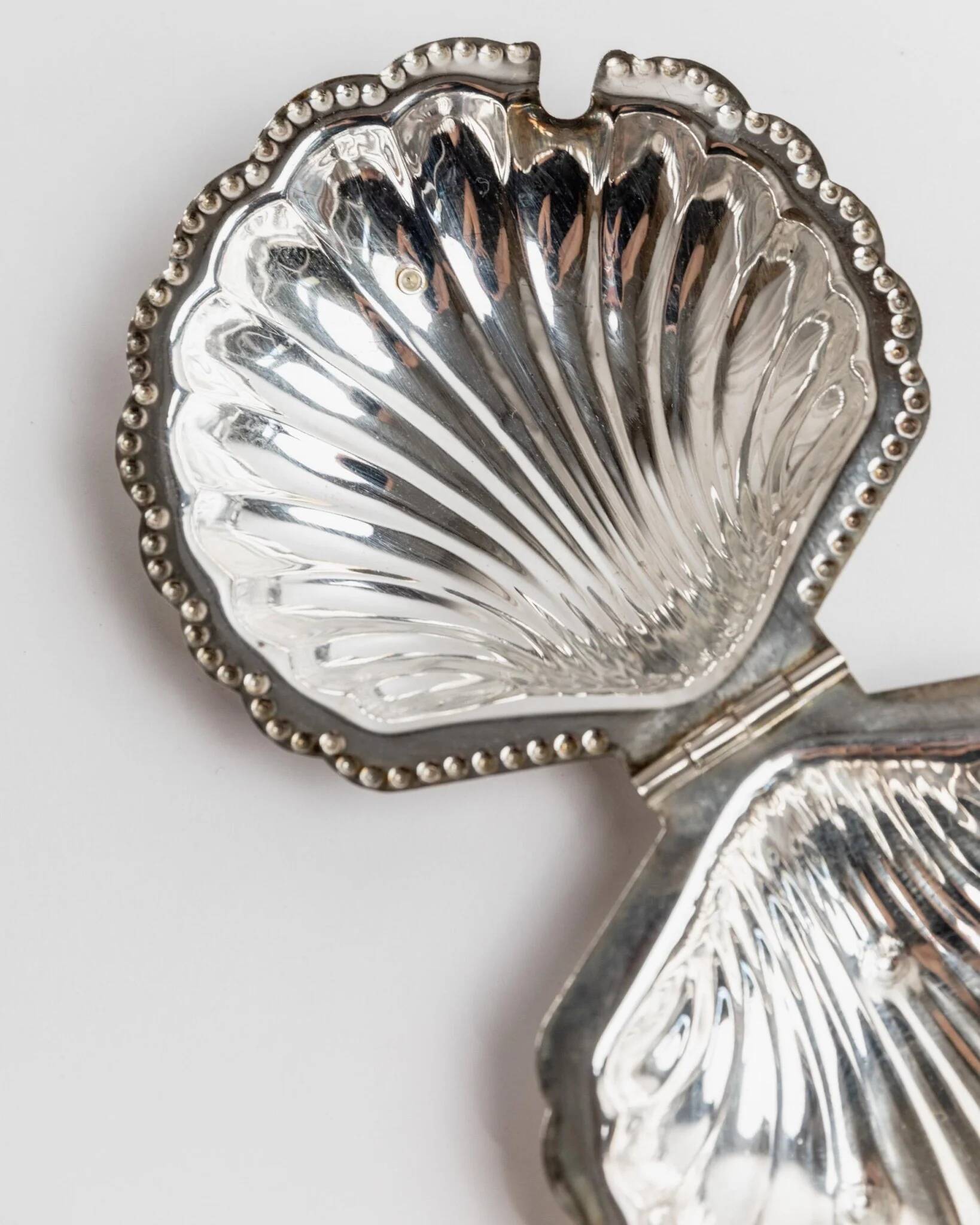 Elegant silver-tone Italian vintage 1960s shell-shaped sugar bowl with spoon