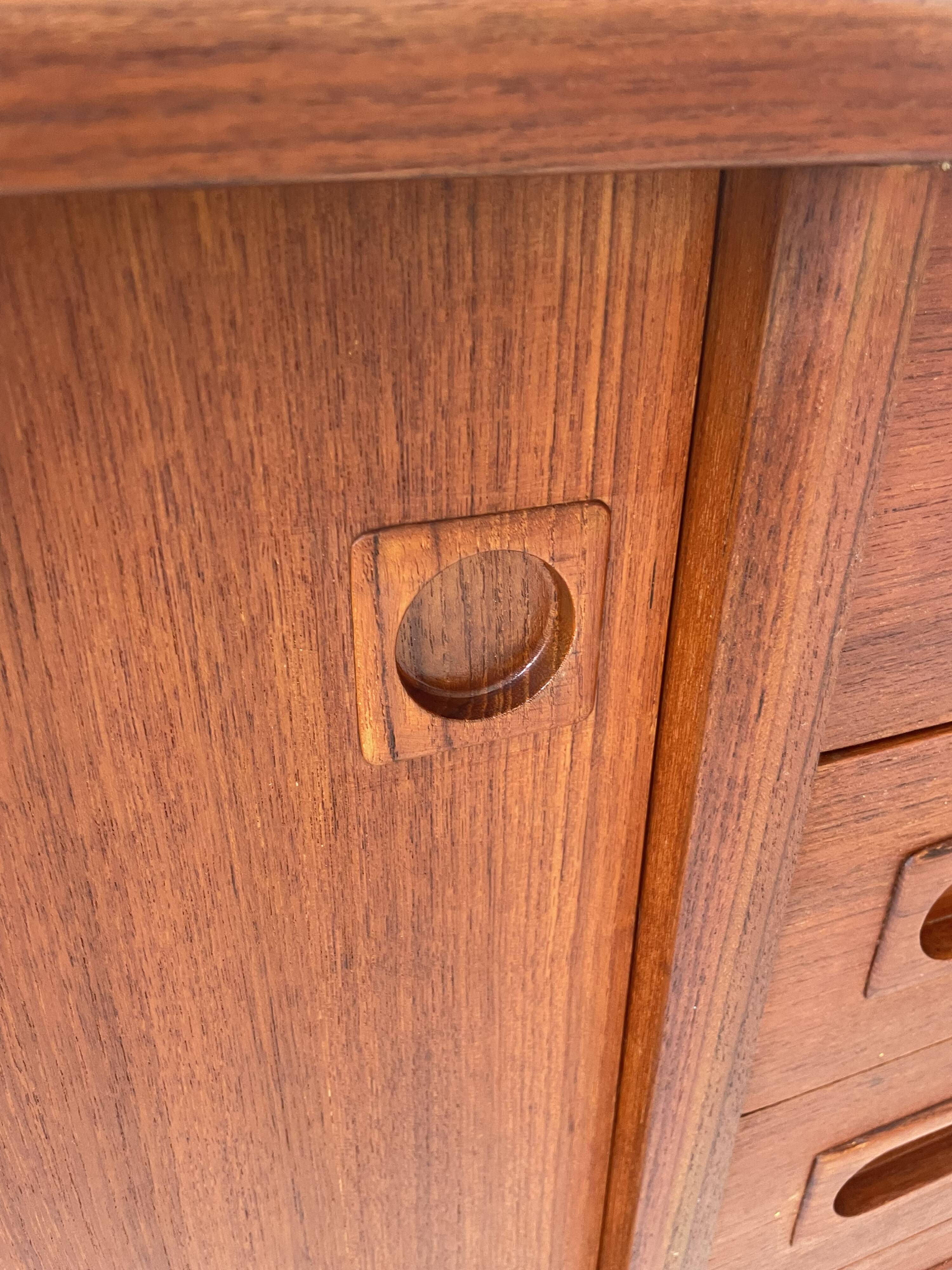 Teak row Johannes Andersen Samcom