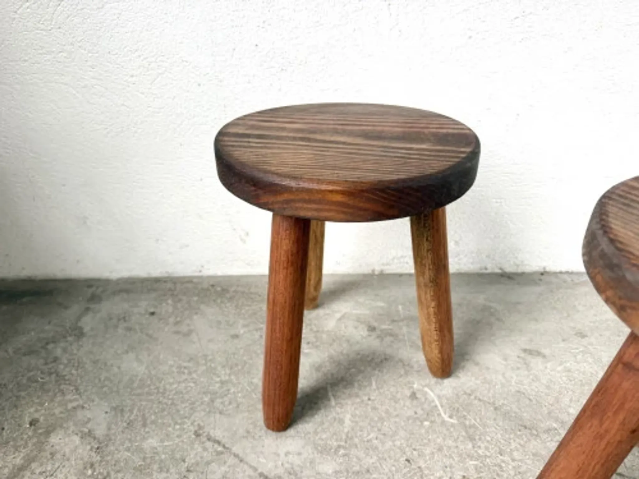 Série de 3 tabourets tripodes en hêtre, années 60