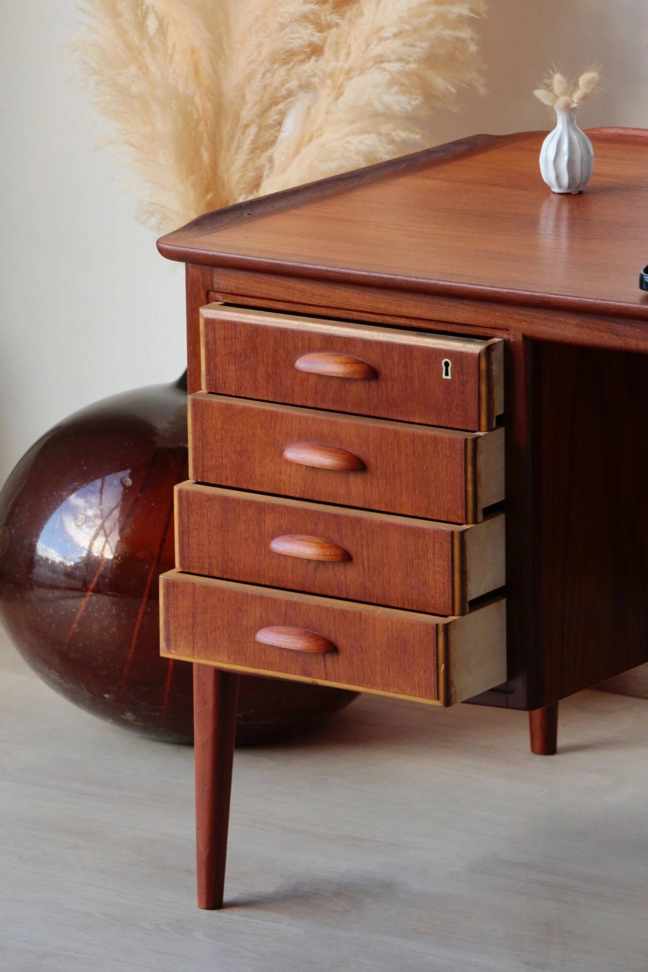 Desk Svend Aage Madsen: Danish Teck & Design (HP Hansen)