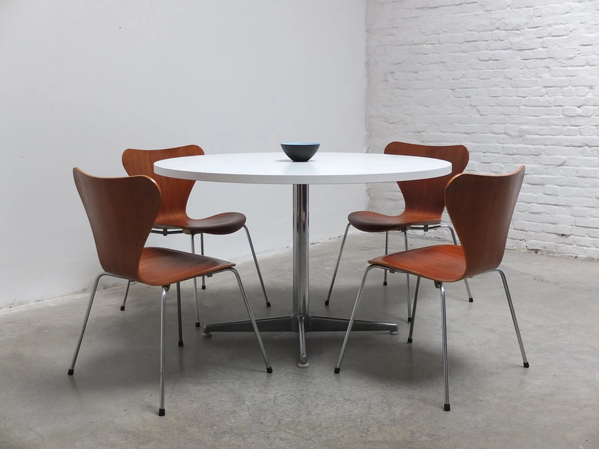 Round Space Age dining table, 1970s