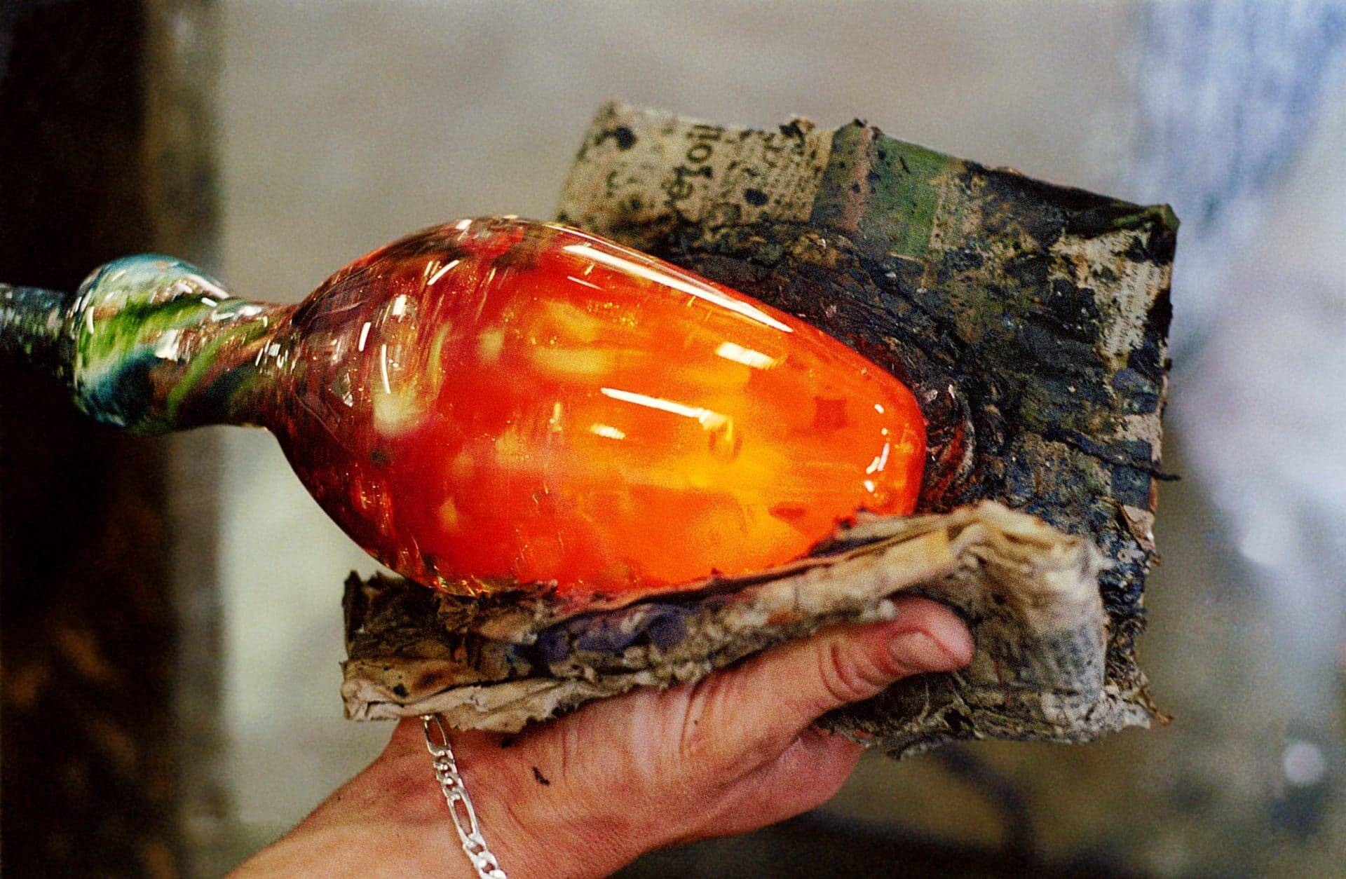 Vase en verre soufflé Verrerie de Biot – Pièce artisanale signée